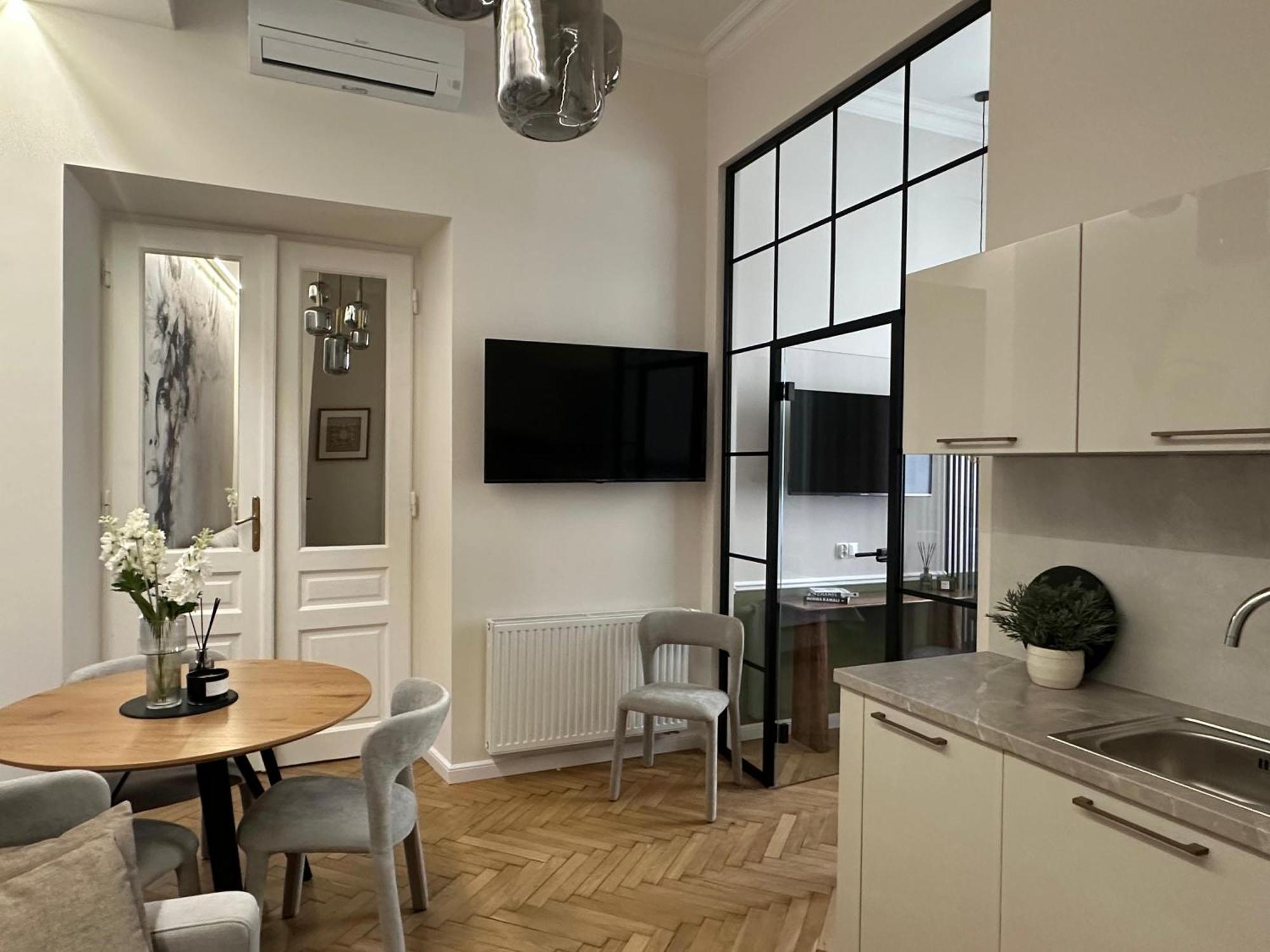 Old Town Charm & Chic By Downtown Apartment *